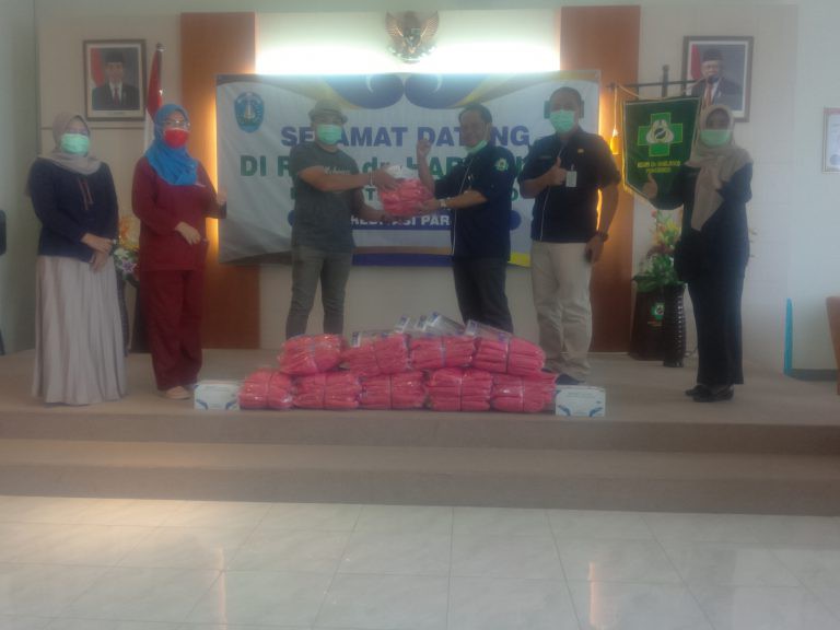 Bantuan APD dari Alumni SMPN 1 Ponorogo Thn 1995 dan SMAN 1 Ponorogo Thn 1998 untuk Komite Medik RSUD Dr Harjono S Kabupaten Ponorogo